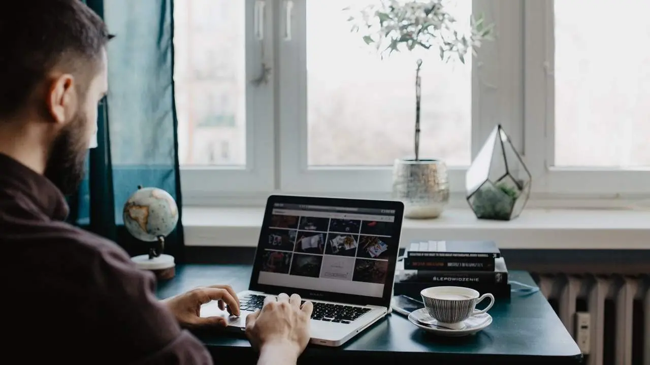 27.11.25 hombre ordenador